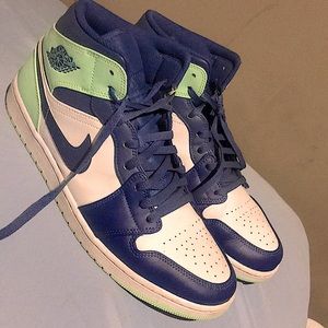 They are from Jordan,Blue white and light blue, Size 13